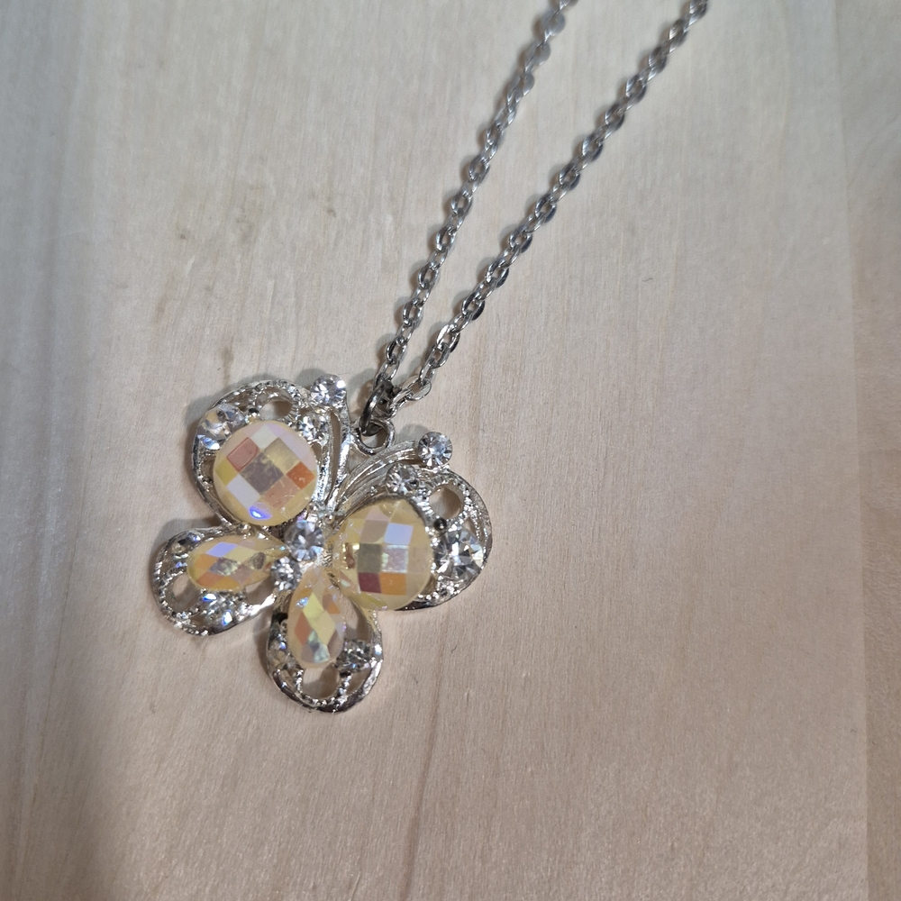 🦋🦋NEW🦋🦋 PRETTY!! Vintage Irridecent Bead Butterfly Necklace